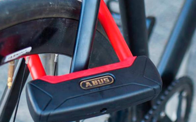 <p>ABUS is een van de bekendste merken op het gebied van fietssloten. Of je nu een ABUS U-slot, kettingslot of vouwslothebt, wij bieden sleutelduplicatie en -reparatie aan voor vrijwel alle ABUS producten. Het verlies van je ABUS-sleutel hoeft je geen zorgen te maken, wij kunnen een nieuwe voor je maken!</p>