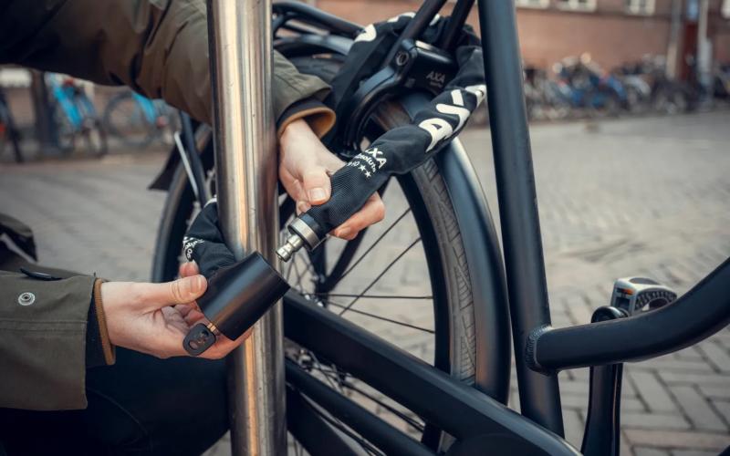 <p>AXA staat bekend om zijn betrouwbare en veilige fietssloten. Wij bieden sleutelservices voor alle AXA-producten, van AXA Defender U-slot tot AXA sloten met geïntegreerde alarmsystemen. Heb je een verloren sleutel? Of is je sleutel gebroken? Wij helpen je snel verder.</p>