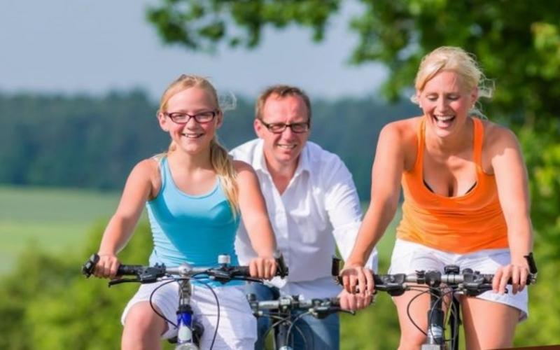 <p>Ga niet alleen fietsen en spreek samen af wanneer. Of dagen. Markeer het op je kalender en zorg zo dat het niet te vrijblijvend is. Een fietspartner is namelijk een prima stok achter de deur.</p>
