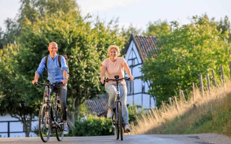 <p>Start bescheiden. Je hoeft niet meteen de Amstel Gold Race te fietsen tegen een gemiddelde snelheid van 35 kilometer per uur. En maak het jezelf ook niet meteen te zwaar. De heuvels van Limburg zijn geweldig, maar ook erg steil. (Ook op een e-bike.) Kies ook een dag met lekker weer. Dat gevoel helpt je brein met het oprecht leuk vinden van de ervaring.</p>

