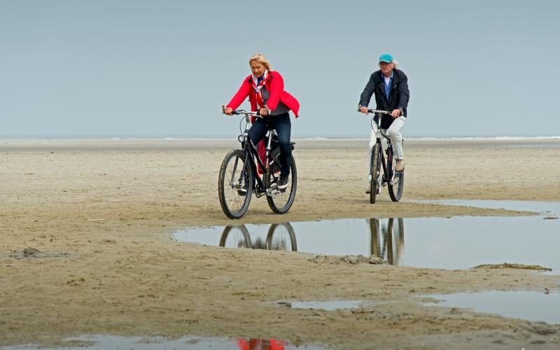 <p>Houd rekening met de windrichting. In Nederland waait het bijvoorbeeld regelmatig uit het zuidwesten. En als het waait, waait het best flink. Start je rondje met de wind tegen. Je bent dan nog fris. Gun jezelf halverwege een pauze (Yes! Beloning!) en fiets terug met de wind heerlijk in de rug.</p>
