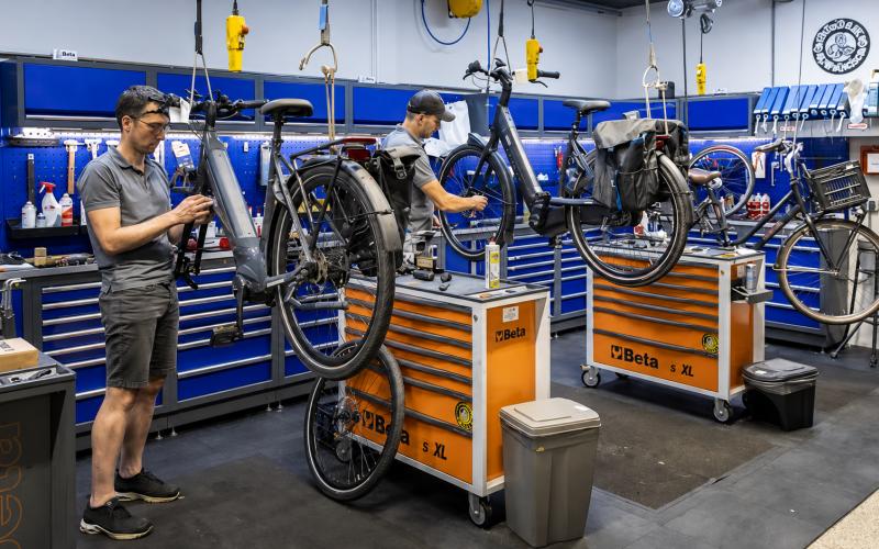 <p>In onze werkplaats kun je terecht voor onderhoud, reparaties en controle van je fiets of e-bike. We werken zorgvuldig en houden ook moderne systemen, software en elektronische onderdelen goed in de gaten, zodat je fiets veilig, soepel en betrouwbaar blijft rijden.</p>
