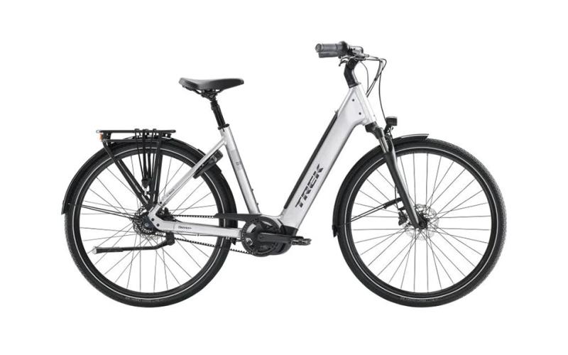 <p>Op zoek naar een betrouwbare, krachtige en sportieve e-bike? De Trek District +3 is een geliefde hardloper die uitblinkt in wendbaarheid en gebruiksgemak. Voorzien van een comfortabele zithouding, krachtige hydraulische remmen en een betrouwbare motor, is dit de ultieme stads- en tourfiets voor wie zorgeloos kilometers wil maken.</p>